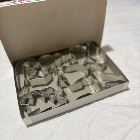 Vintage Christmas Cookie Cutters Set of 10 - Picture 4 of 5
